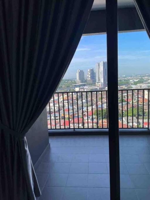 Netizen Couple Balcony Mrt #21 Apartment