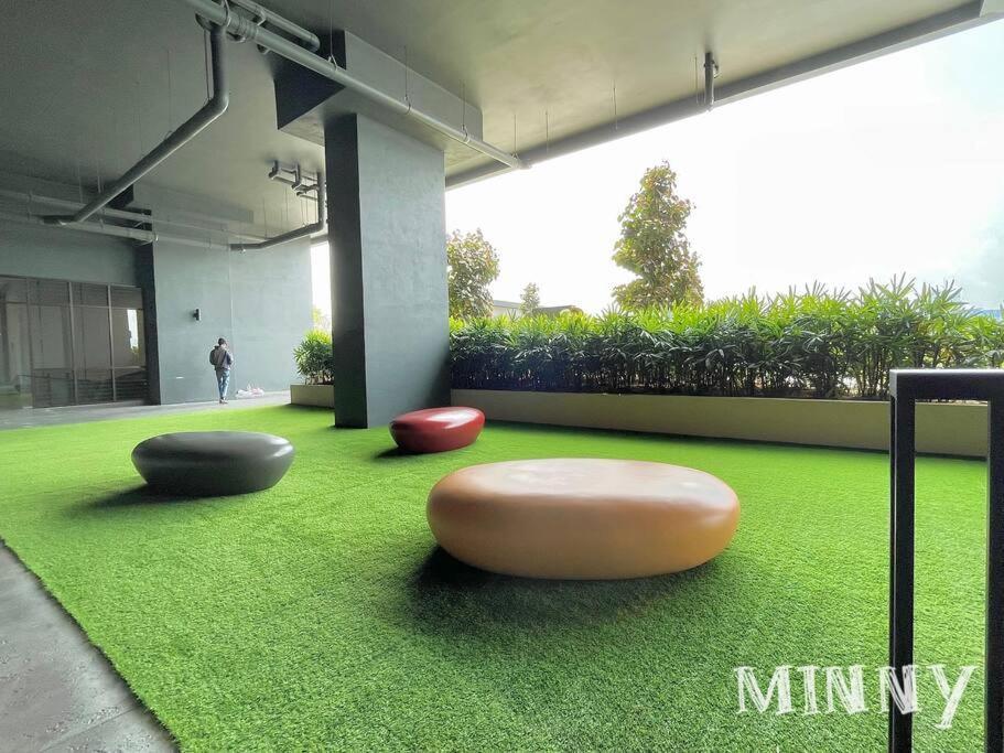 Netizen Couple Balcony Mrt #21 Apartment *