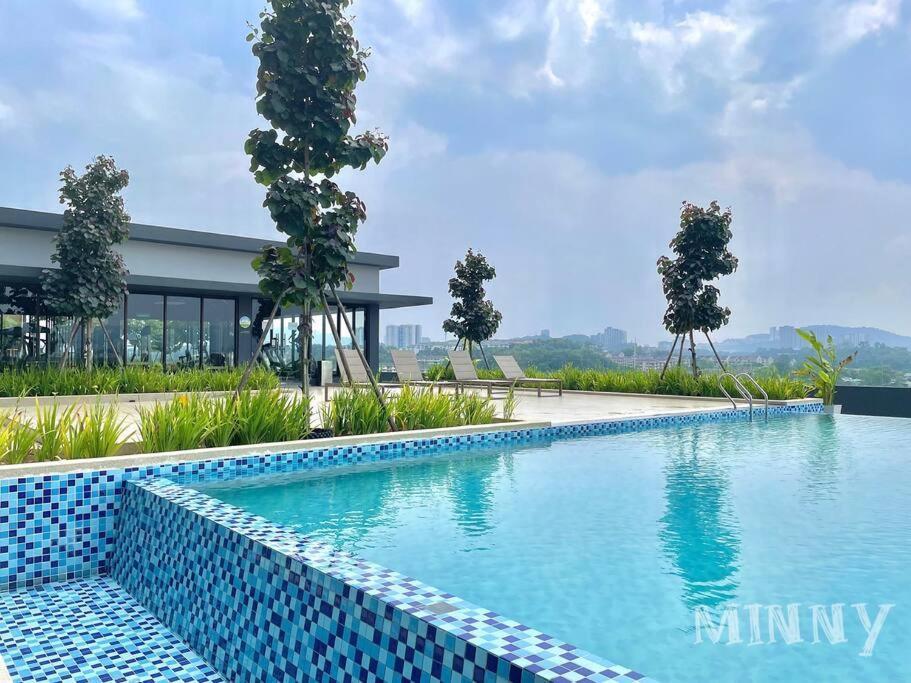 Netizen Couple Balcony Mrt #21 Apartment *