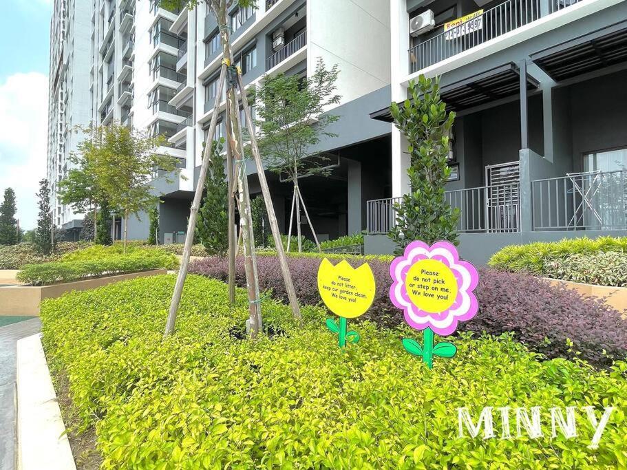 Netizen Couple Balcony Mrt #21 Apartment