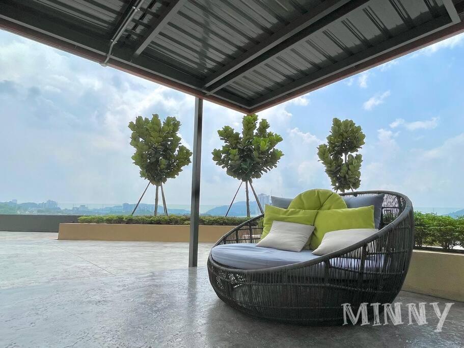 Netizen Couple Balcony Mrt #21 Pangsapuri *
